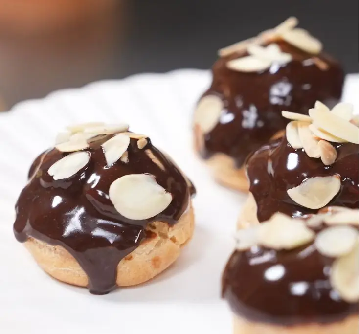 Éclair Rolls with Chocolate Cream